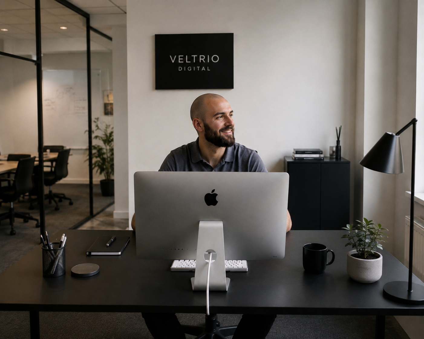 Veltrio Digitals kontor med en medarbetare vid dator